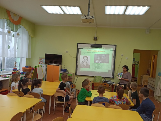 Сегодня в старше-подготовительной группе «Солнышко» мы отметили день рождения замечательной детской поэтессы Агнии Барто! Сегодня в старше-подготовительной группе «Солнышко» мы отметили день рождения замечательной детской поэтессы Агнии Барто!.